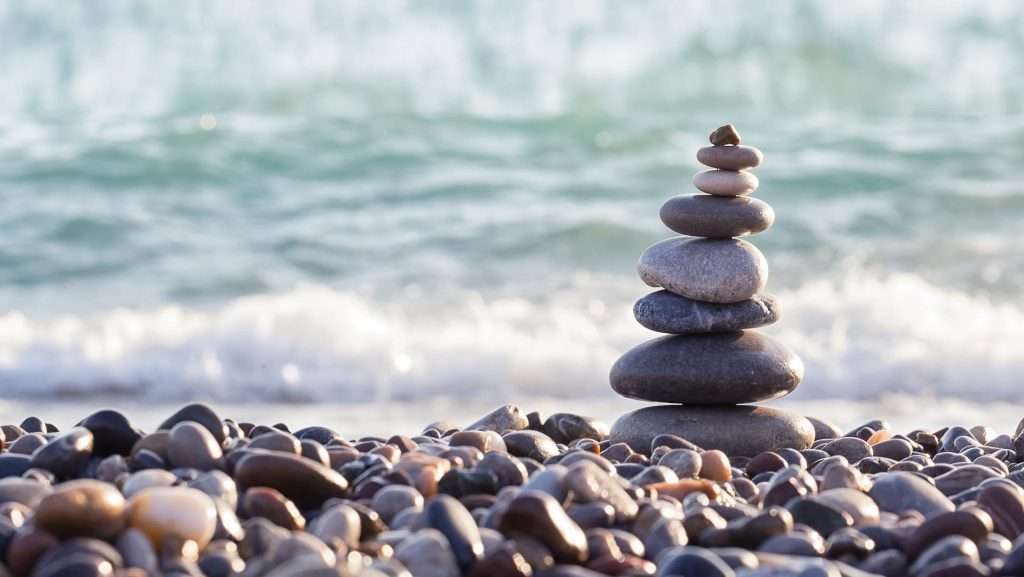 Steinpyramide am Meer