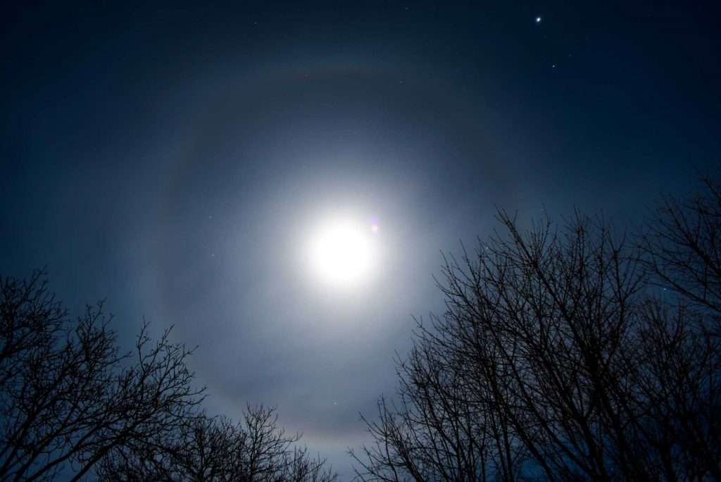 Mond mit Halo Effekt