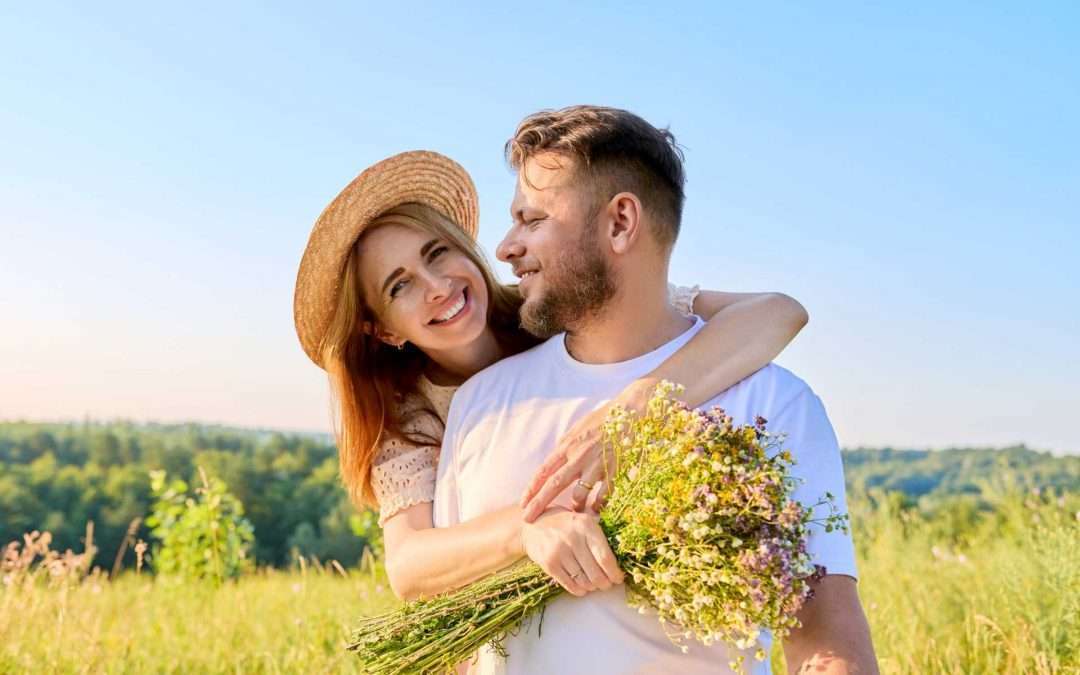 glückliche Paare mit einem Blumenstrauss